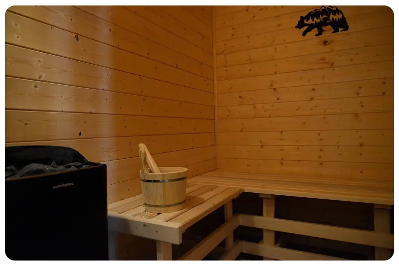 Fínska sauna s drevenými lavicami a pecou