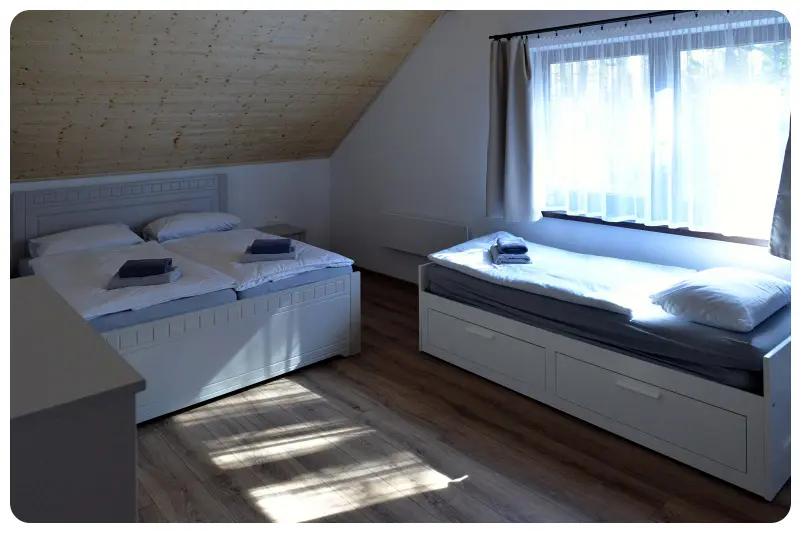 Priestranná podkrovná izba