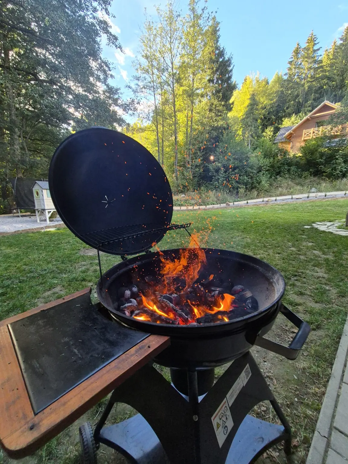 Oheň v záhradnom grile pri Chalet Björn