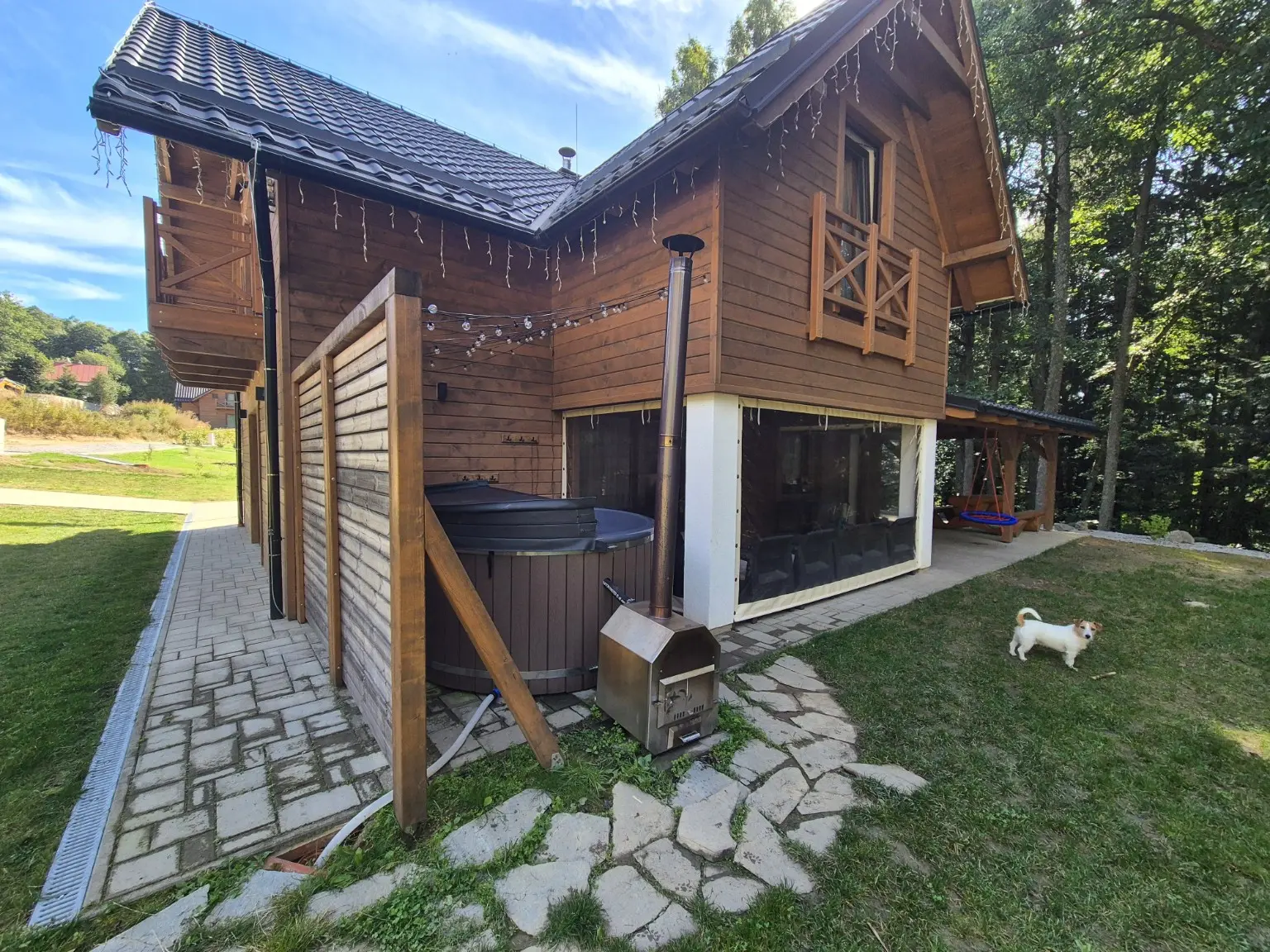 Kaďa s pieckou vedľa krytej terasy
