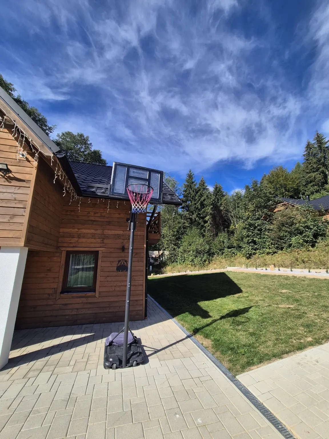 Basketbalový kôš pri Chalet Björn