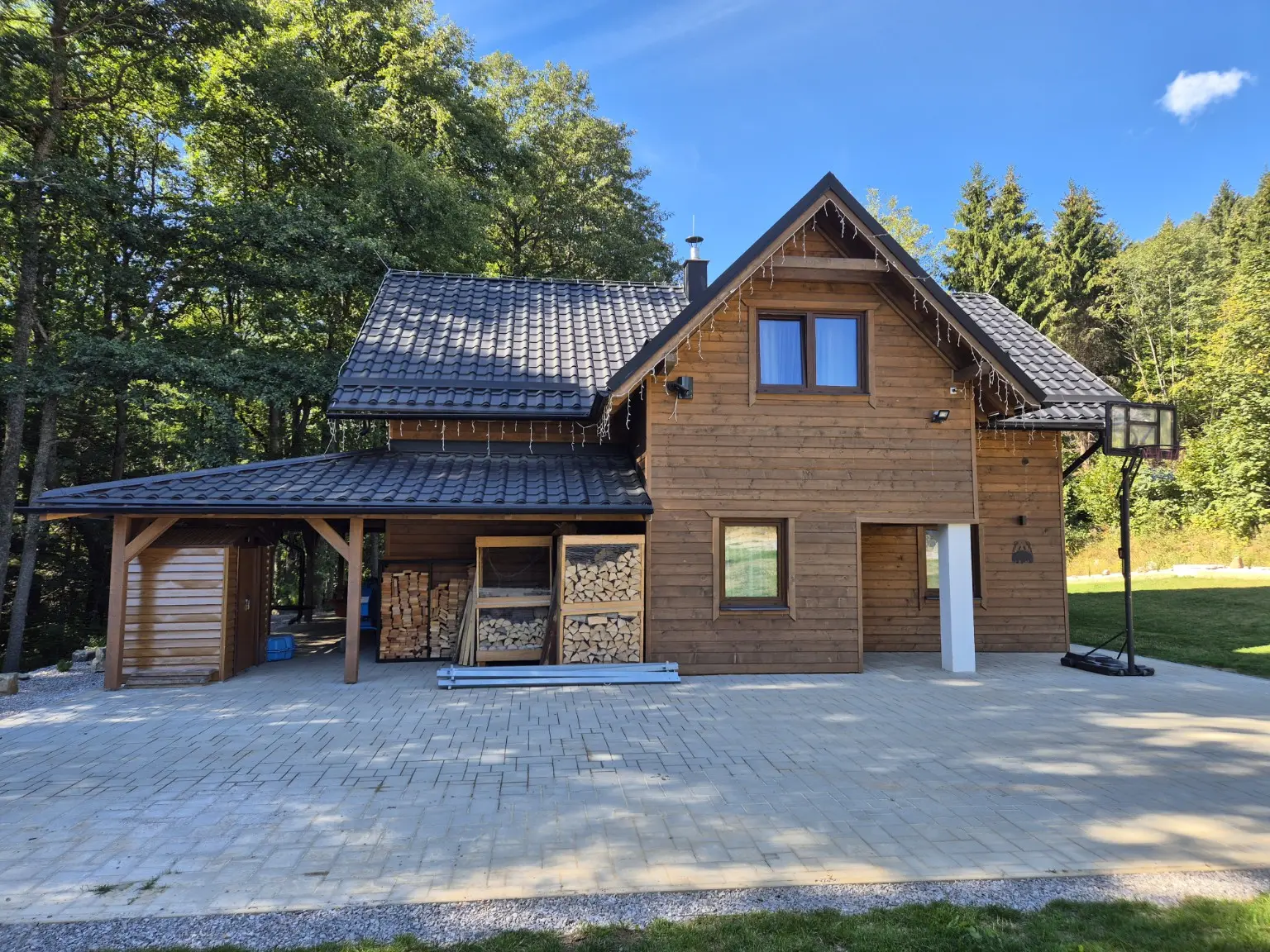 Zadná strana Chalet Björn s krytým priestorom