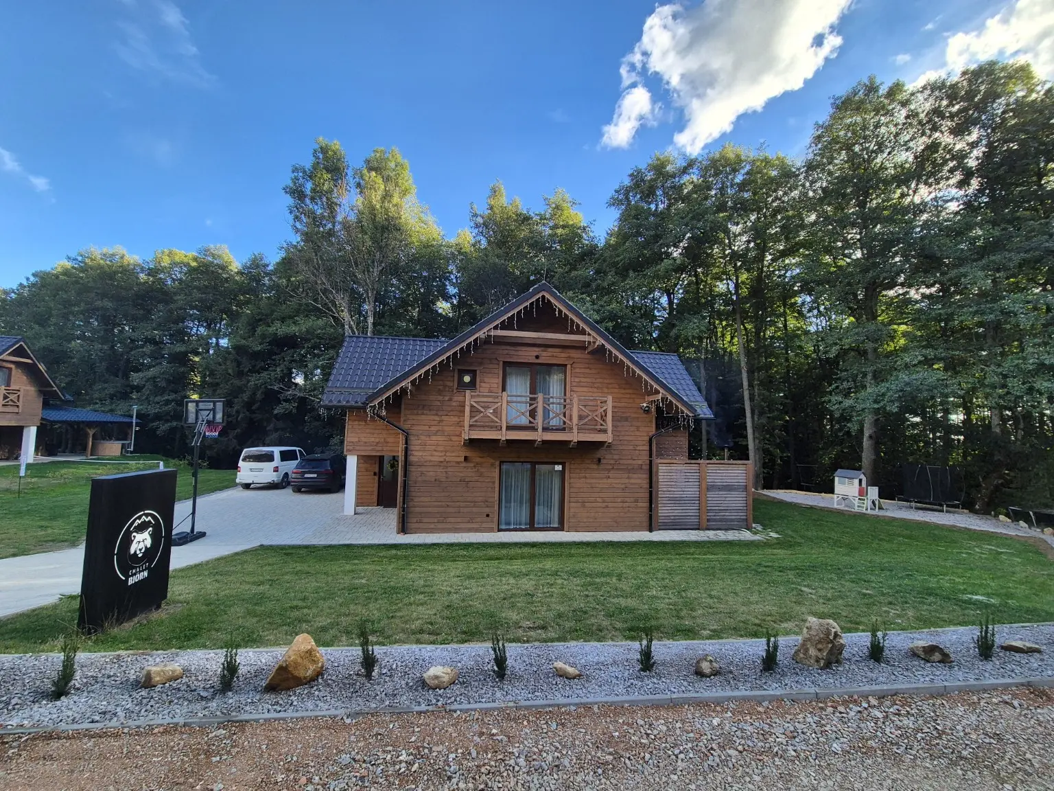 Čelný pohľad na Chalet Björn so záhradou
